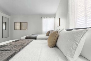 5 habitaciones, tabla de planchar con plancha, wifi y ropa de cama