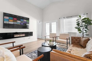 Tv, eldstad och kontor