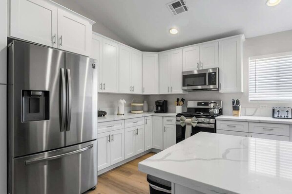 Refrigerador, microondas, horno, placa de cocina