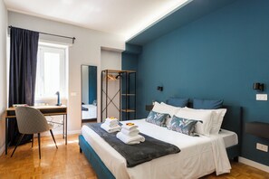 2 dormitorios, escritorio, tabla de planchar con plancha y cuna de viaje