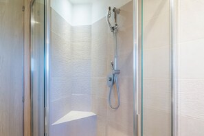 Cottage, Patio, Garden View | Bathroom | Shower, towels - Cottage Monti Pet Friendly Shared Pool (Casole d'Elsa)