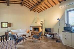 Casa de campo, patio, vistas al jardín | Zona de estar | Televisión de pantalla plana de 32 pulgadas con canales por cable