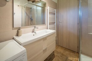 Cottage, Patio, Garden View | Bathroom | Shower, towels