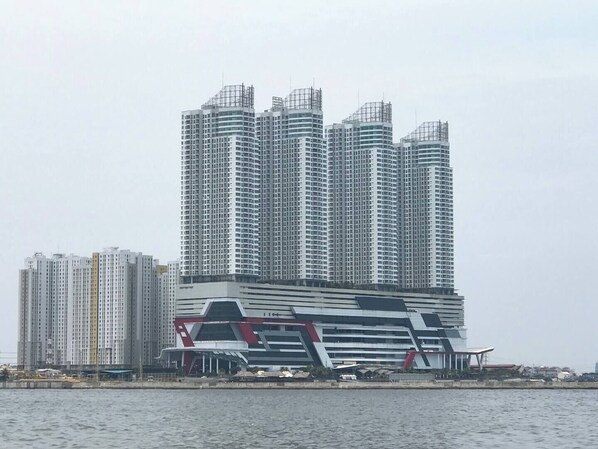Vista frontal de la propiedad