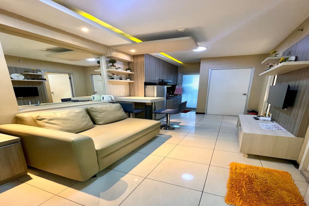 Superior Apartment, 2 Bedrooms, Kitchen, City View | Living area | 42-inch flat-screen TV with cable channels
