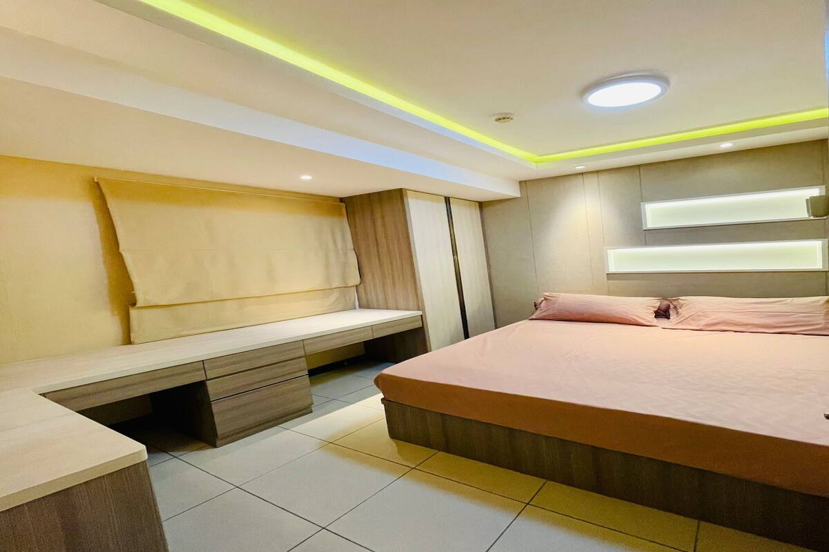 Apartamento Deluxe, 2 habitaciones, balcón, vistas a la ciudad | 3 dormitorios, minibar, cortinas opacas y sistema de insonorización
