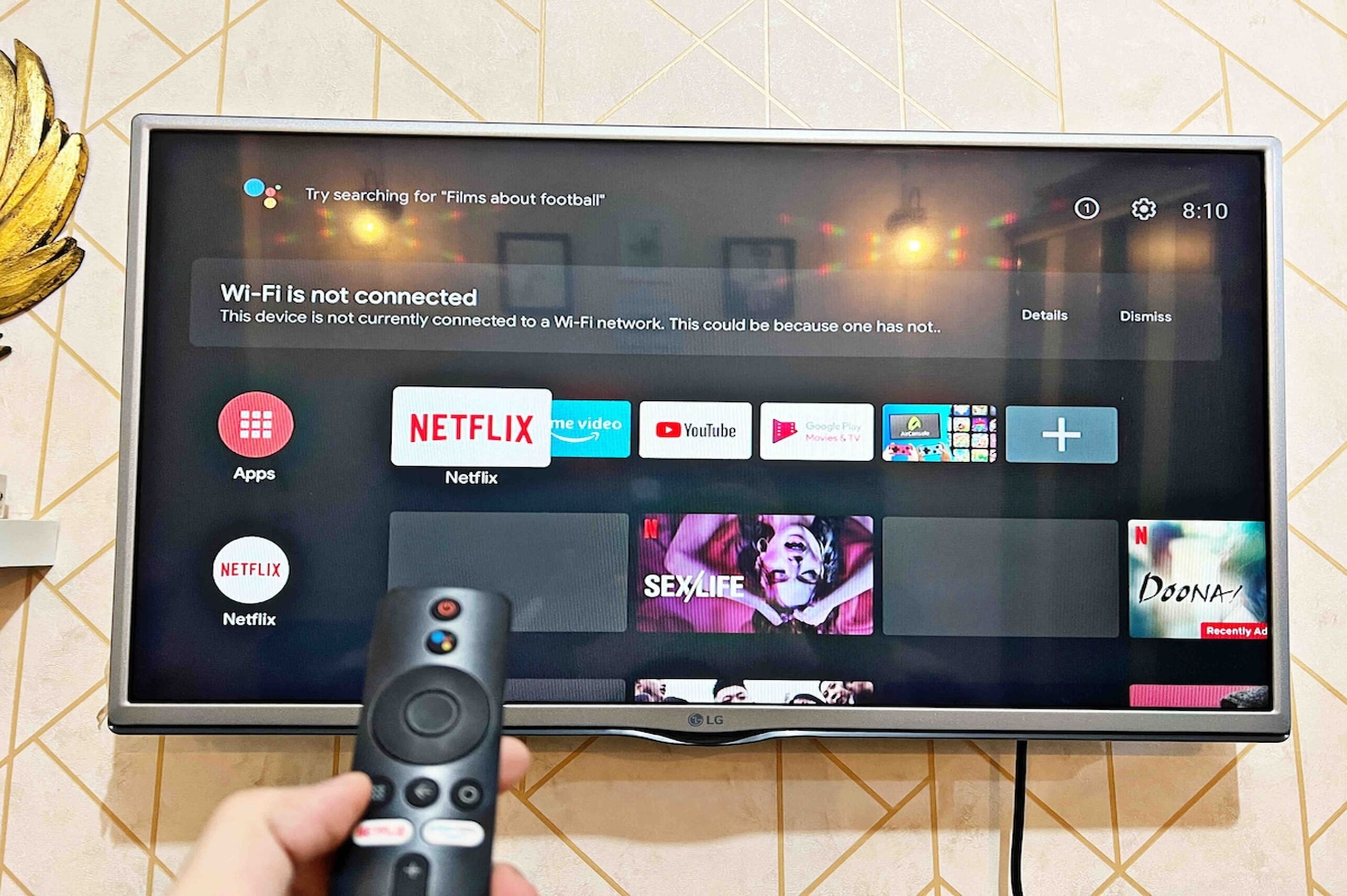 Una pantalla de televisión mostrando la interfaz de Netflix con un mensaje de problema de conectividad Wi-Fi.