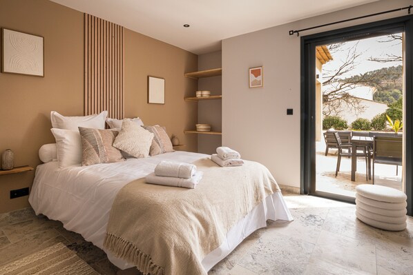 4 عدّة غرف نوم ومكواة/لوح كي وسرير سفر وواي فاي