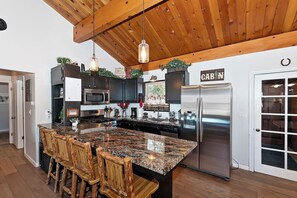 ثلاجة، ميكروويف، فرن، موقد طهي مسطح