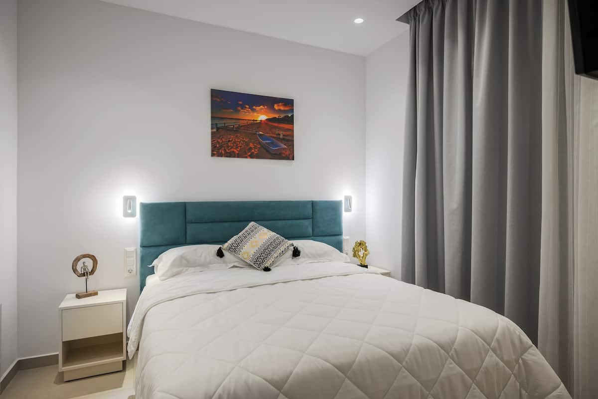 Superior Apartment, 2 Bedrooms, Kitchen, Ground Floor | 1 bedroom, blackout drapes, iron/ironing board, travel crib