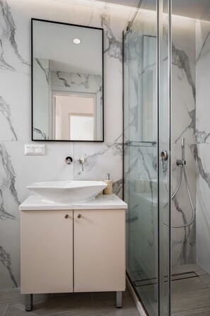 Superior Apartment, 2 Bedrooms, Kitchen, Ground Floor | Bathroom | Shower, free toiletries, hair dryer, slippers