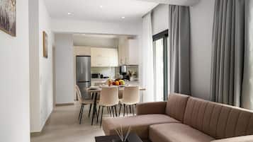Departamento superior, 2 habitaciones, cocina, planta baja | Área de sala de estar | Smart TV de 32 pulgadas con canales vía satélite