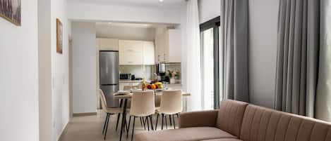 Căn hộ Superior, 2 phòng ngủ, bếp, tầng trệt | Khu phòng khách | Smart TV 32-inch có truyền hình vệ tinh