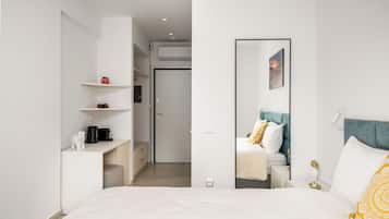1 habitación, cortinas blackout y tabla de planchar con plancha