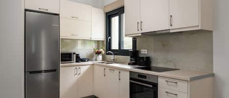 Superior Apartment, 2 Bedrooms, Kitchen, Ground Floor | Private kitchen | Electric kettle