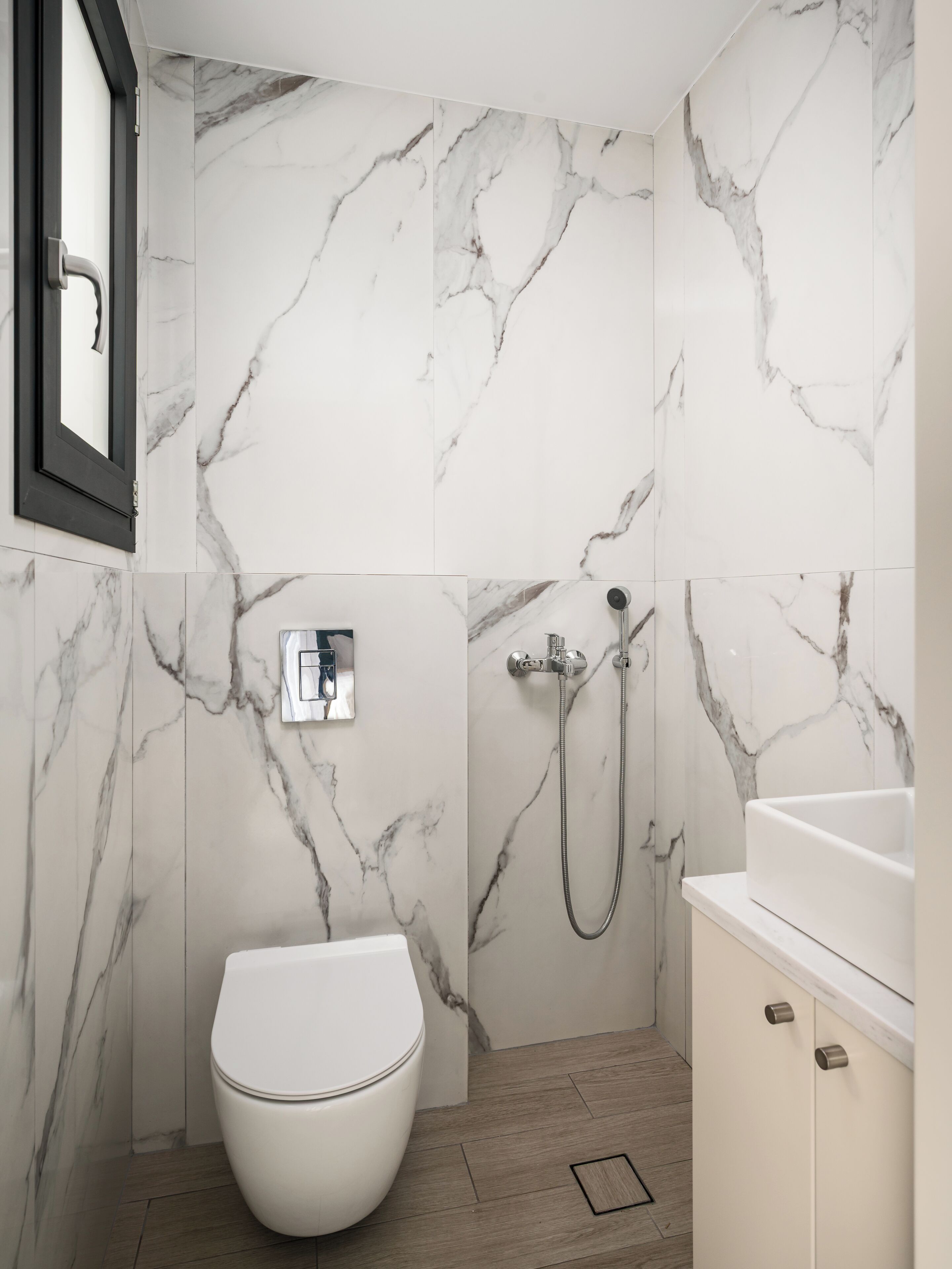 Superior-Apartment, 2 Schlafzimmer, Küche, Erdgeschoss | Badezimmer | Dusche, kostenlose Toilettenartikel, Haartrockner, Hausschuhe