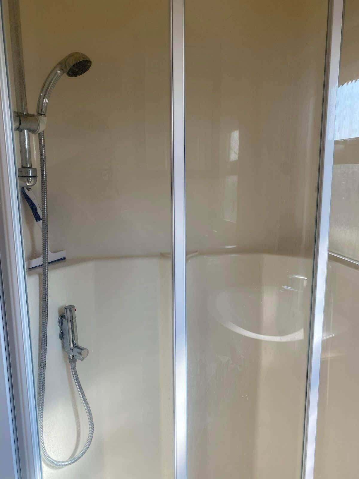 Suihku, hiustenkuivaaja, vessapaperi