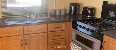 Refrigerador, microondas, horno y cafetera y tetera