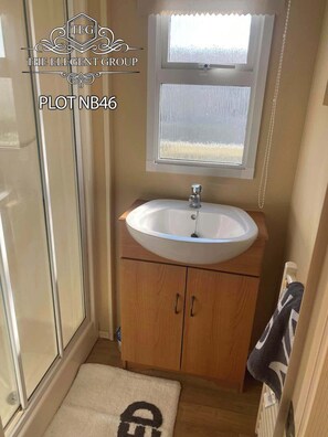 Dusj, hårføner og toalettpapir