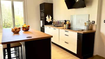 Een koelkast, een oven, een vaatwasser, een broodrooster