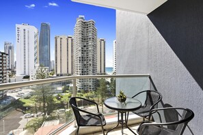 Outdoor dining - Lovely Interconnecting 2 Bedroom Unit - Q Stay (Surfers Paradise)