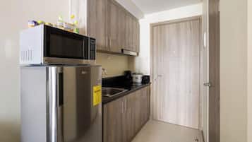 Fridge, microwave, coffee/tea maker, electric kettle