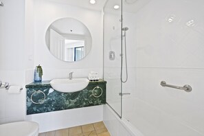 Hårtork, handdukar, tvål och schampo