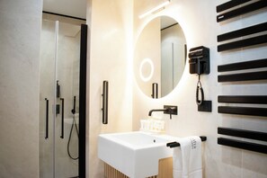 Chambre Design | Salle de bain | Articles de toilette de luxe, sèche-cheveux, peignoirs, chaussons