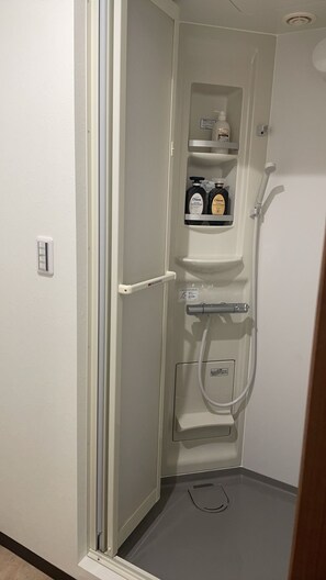 Shower, bidet, towels, soap - Hoshi-no-Yado｜Warmth like home, full of facilities, the perfect place to stay for your trip to Osaka (大阪市)
