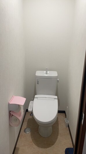 Douche, bidet, serviettes fournies, savon