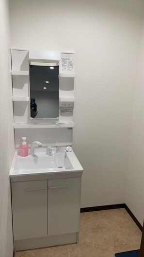 Douche, bidet, serviettes fournies, savon