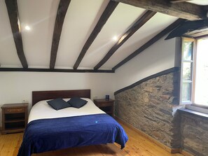 3 bedrooms, desk, WiFi, bed sheets