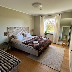 4 bedrooms, desk, iron/ironing board, travel crib