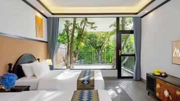 Business Tree House Double Bed Room | Premium bedding, free minibar, desk, laptop workspace