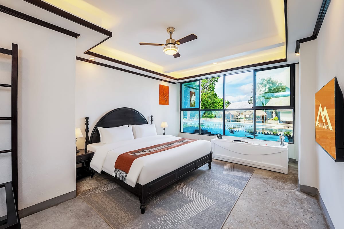 Premium bedding, free minibar, desk, laptop workspace