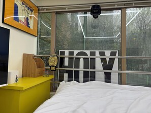 1 sovrum, värdeförvaringsskåp på rummet, skrivbord och ljudisolering