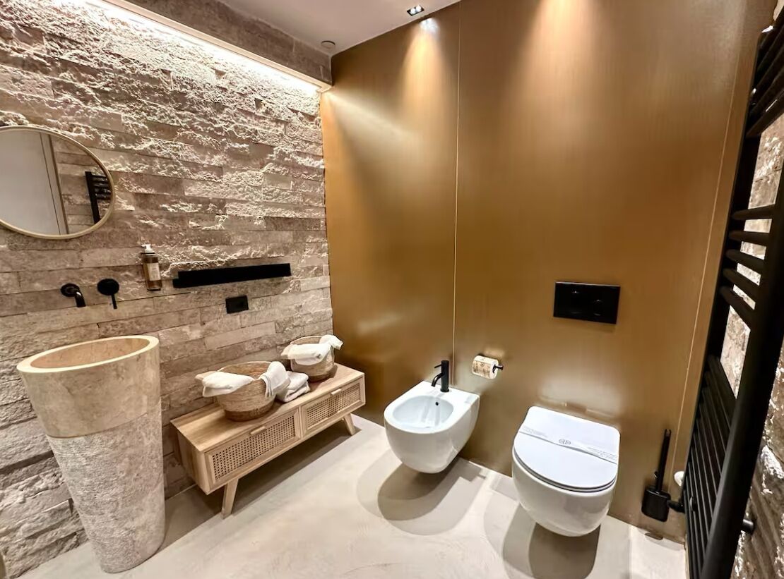 Vasca idromassaggio, asciugacapelli, bidet, asciugamani