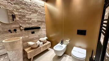 Vasca idromassaggio, asciugacapelli, bidet, asciugamani