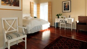 A bedroom with a bed, a desk, a chair, and a rug. - Ramsvig Handelsstad (Stavanger)