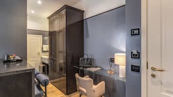 Tripla Luxury, vista città | Una cassaforte in camera, una scrivania, postazione laptop