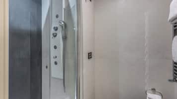 Chambre triple luxueuse, vue sur la ville | Salle de bain | Douche, articles de toilette (gratuits), séchoir à cheveux, pantoufles