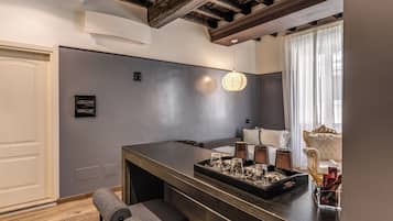 Tripla Luxury, vista città | Una cassaforte in camera, una scrivania, postazione laptop