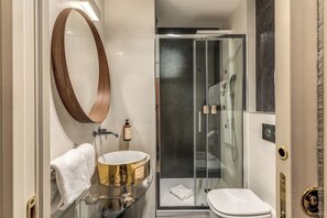 Deluxe Double Room | Bathroom | Shower, free toiletries, hair dryer, slippers