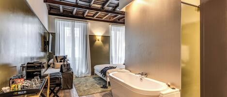 Tremannsrom – deluxe, byutsikt | Safe på rommet, skrivebord, skrivebord for bærbar PC og lydisolert