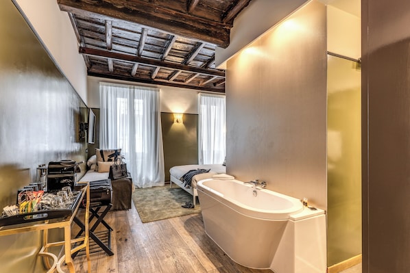 Deluxe Triple Room, City View | In-room safe, desk, laptop workspace, soundproofing - Telier Ripetta (Rome)