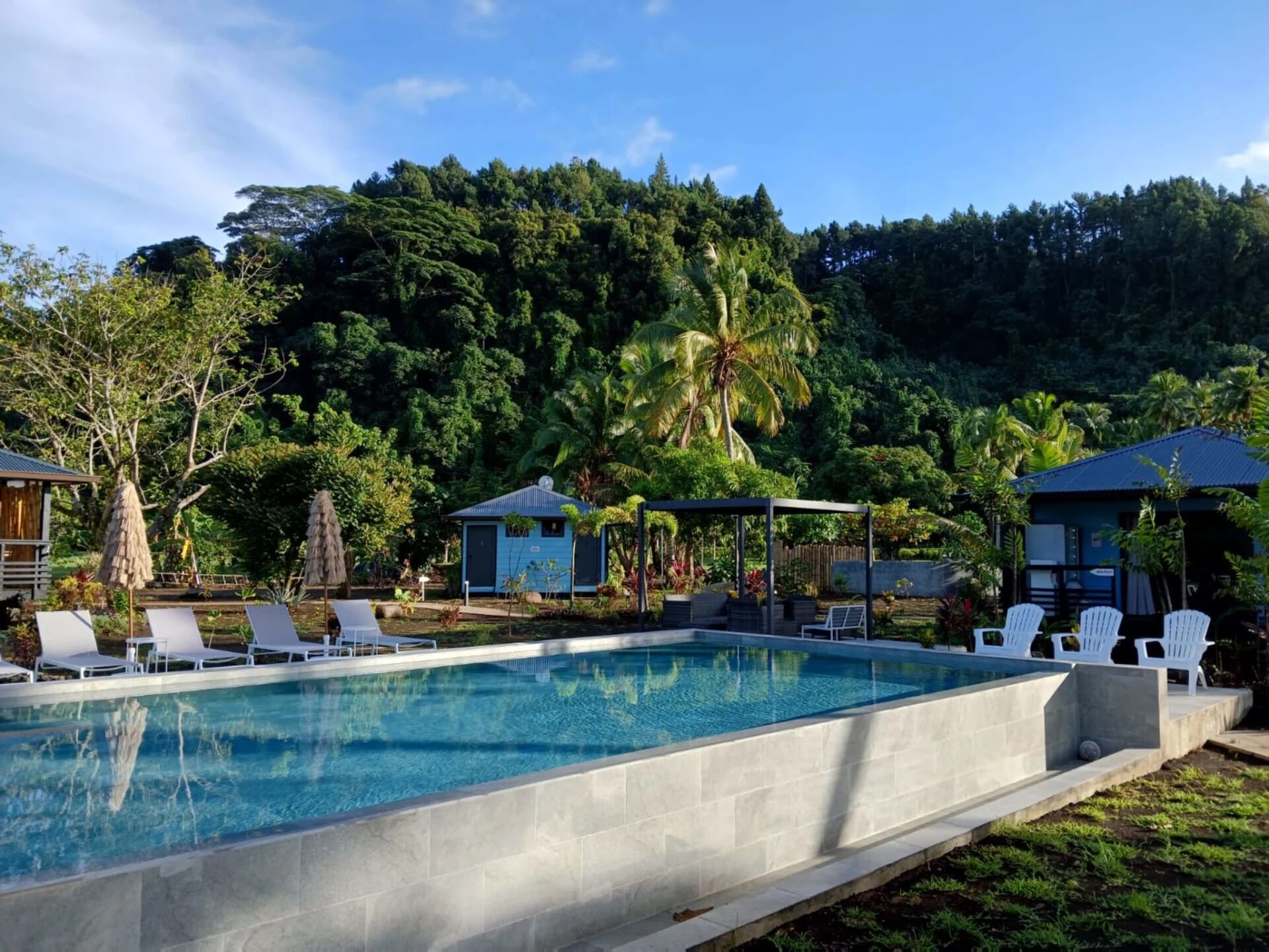Una piscina al aire libre