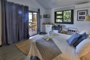 Deluxe Villa, Kitchenette, Sea View | In-room safe, free WiFi