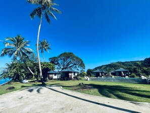 On the beach, kayaking - Sublime Tahiti Beach Retreat (Teva I Uta)