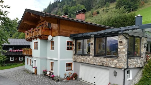 Exterior - Charming Apartment in Goldegg, Austria - Mountain Views & Private Entrance (Goldegg)