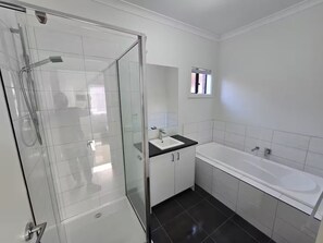Dusche, Bidet, Handtücher, Seife